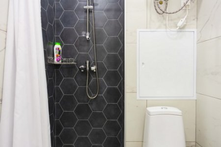 Душ в студии №22 в апартаментах Home Like