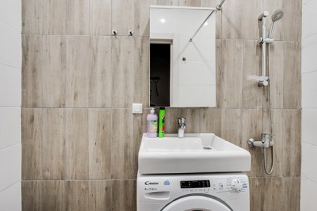 Душевая в студии 1 в апартаментах Home Like на Эйнштейна