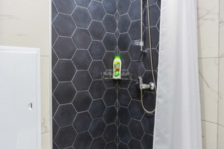 Душевая в студии №23 в апартаментах Home Like
