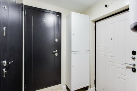 Дверь входная в квартире 7 в апартаментах Home Like