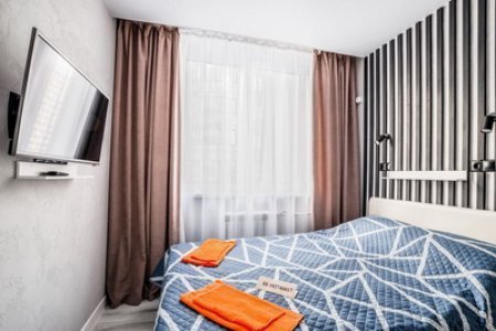 Двуспальная кровать в студии №19 в апартаментах Home Like