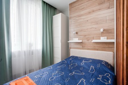 Кровать в студии 1 в апартаментах Home Like на Эйнштейна