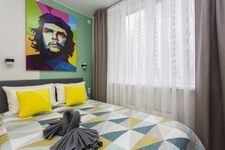 Кровать в студии 24 в апартаментах Home Like