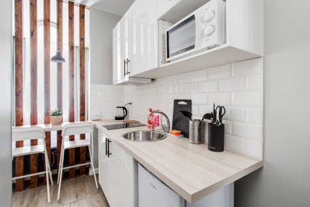 Кухня в студии 1 в апартаментах Home Like на Эйнштейна