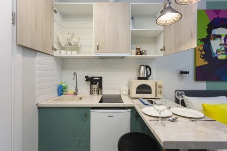 Кухня в студии 24 в апартаментах Home Like