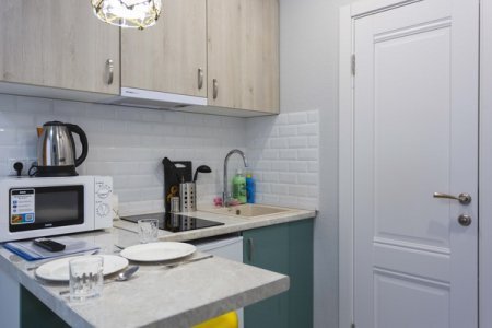 Кухня в студии 25 в апартаментах Home Like