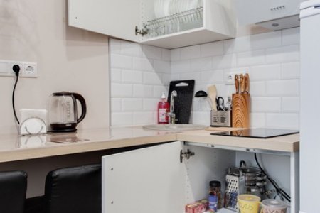 Кухня в студии 5 в апартаментах Home Like