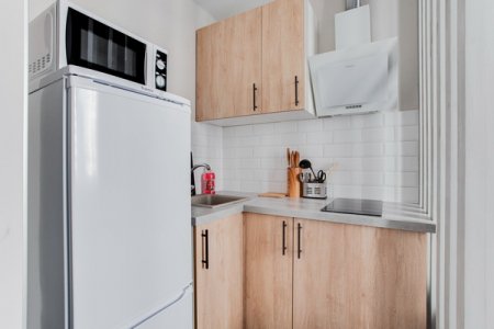 Кухня в студии 6 в апартаментах Home Like