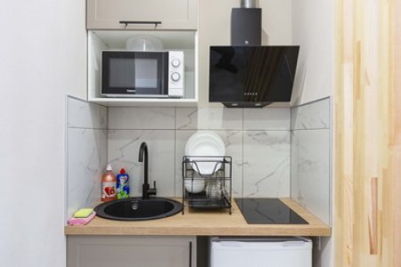 Кухня в студии №22 в апартаментах Home Like