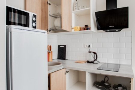 Кухонный уголок в студии 4 в апартаментах Home Like