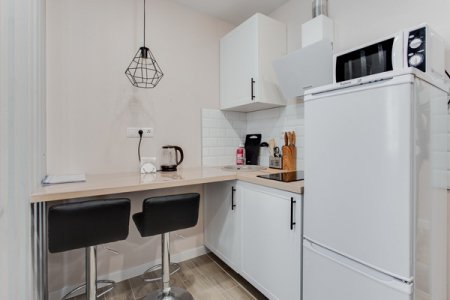 Кухонный уголок в студии 5 в апартаментах Home Like
