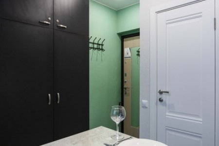 Обеденный стол в студии 24 в апартаментах Home Like