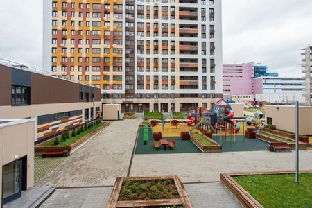 Площадка возле апартаментов Home Like