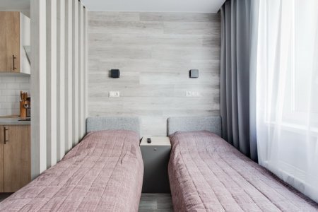Раздельные кровати в студии 6 в апартаментах Home Like