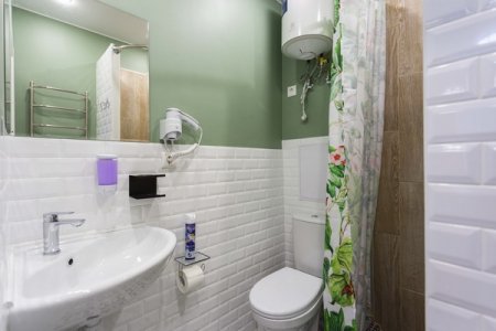 Санузел в студии 25 в апартаментах Home Like
