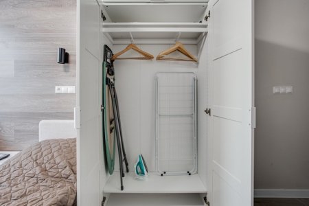 Шкаф в номере 13 в Home Like