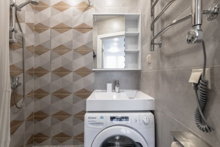 Стиральная машина номера 17 в апартаментах Home Like