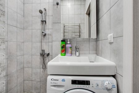 Стиральная машина в номере 2 в апартаментах Home Like