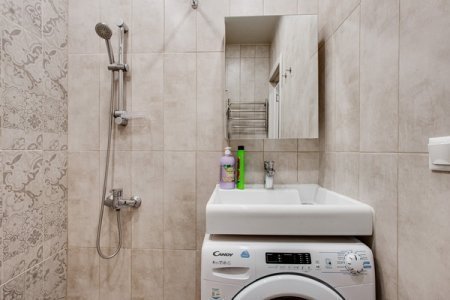 Стиральная машина в номере 3 в апартаментах Home Like