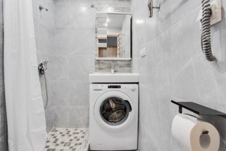Стиральная машина в студии 6 в апартаментах Home Like