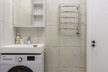 Стиральная машина в студии в студии №22 в апартаментах Home Like
