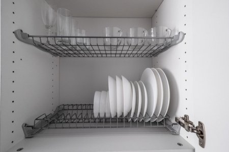 Тарелки в номере 18 в апартаментах Home Like