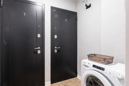 Входная дверь в студии №19 в апартаментах Home Like