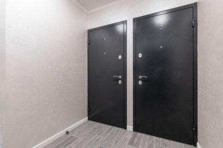 Входная дверь в студии №21 в апартаментах на Эйнштейна