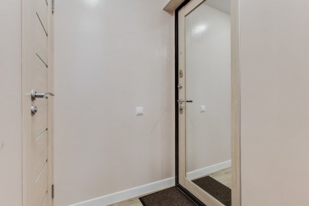 Зеркало в студии 5 в апартаментах Home Like