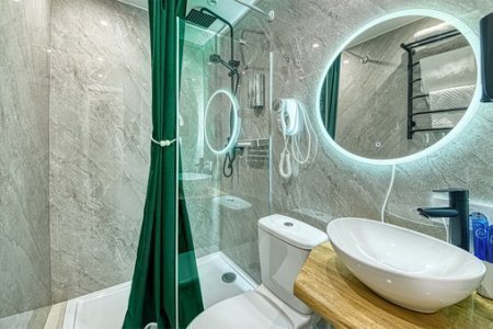 Душевая в номере Большой улучшенный в отеле Revival Hotel-2
