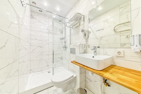 Душевая в номере Небольшой улучшенный в отеле Revival Hotel-2