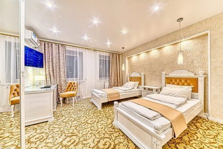 Две кровати в номере Люкс в отеле Revival Hotel-2