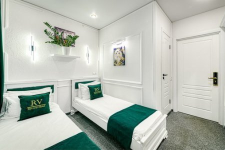 Две кровати в номере Небольшой улучшенный в отеле Revival Hotel-2
