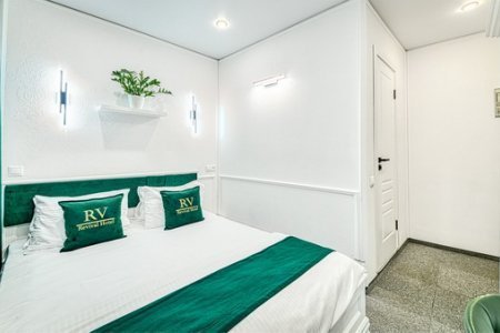Двуспальная кровать в номере Небольшой улучшенный в отеле Revival Hotel-2