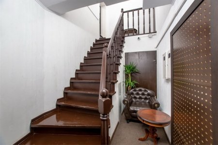 Лестница в номере Небольшой Стандарт в отеле Revival Hotel-2