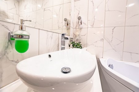 Раковина в номере Комфорт в отеле Revival Hotel-2