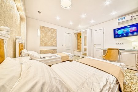 Спальная зона в номере Люкс в отеле Revival Hotel-2