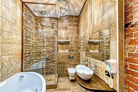 Душевая комната в номере Комфорт с гидромассажной ванной в отеле Revival Hotel-3