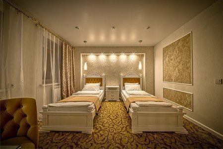 Две раздельные кровати в номере Люкс с джакузи и сауной в отеле Revival Hotel-3
