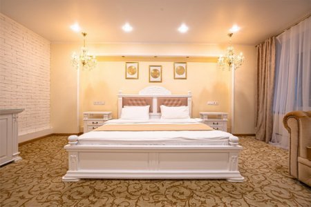 Двуспальная кровать в номере Комфорт с гидромассажной ванной в отеле Revival Hotel-3