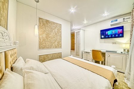 Двуспальная кровать в номере Небольшой Улучшенный в отеле Revival Hotel-3