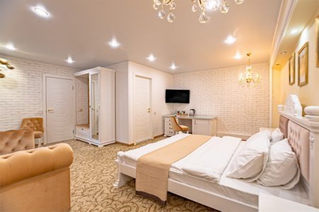 Интерьер номера Комфорт с гидромассажной ванной в отеле Revival Hotel-3