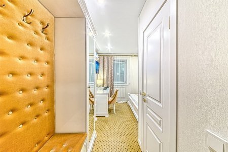 Коридор в номере Небольшой Улучшенный в отеле Revival Hotel-3