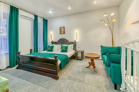 Кровать в номере Апартаменты с кухней и сауной в отеле Revival Hotel-3