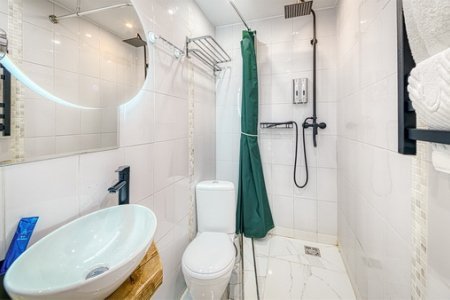 Санузел в номере Небольшой Улучшенный в отеле Revival Hotel-3