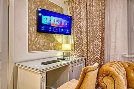 Телевизор в номере Люкс с джакузи и сауной в отеле Revival Hotel-3