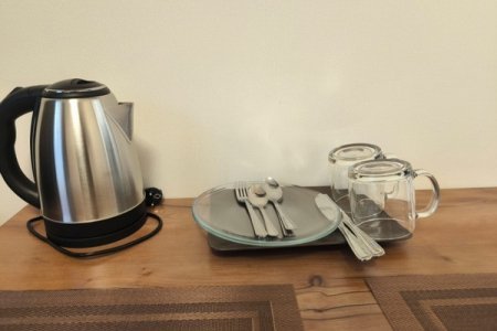 Обеденный стол в номере 10 в отеле Александрия