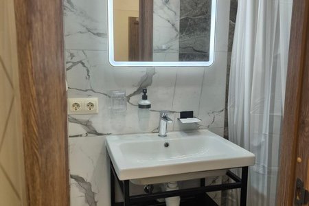 Раковина в номере 2 в отеле Александрия