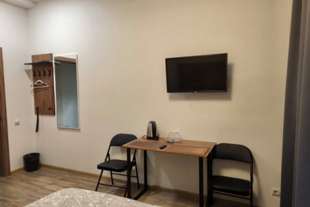 Стол в номере 9 в отеле Александрия