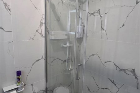 Душ в номере Комфорт №2 в отеле Buta Hotel 4